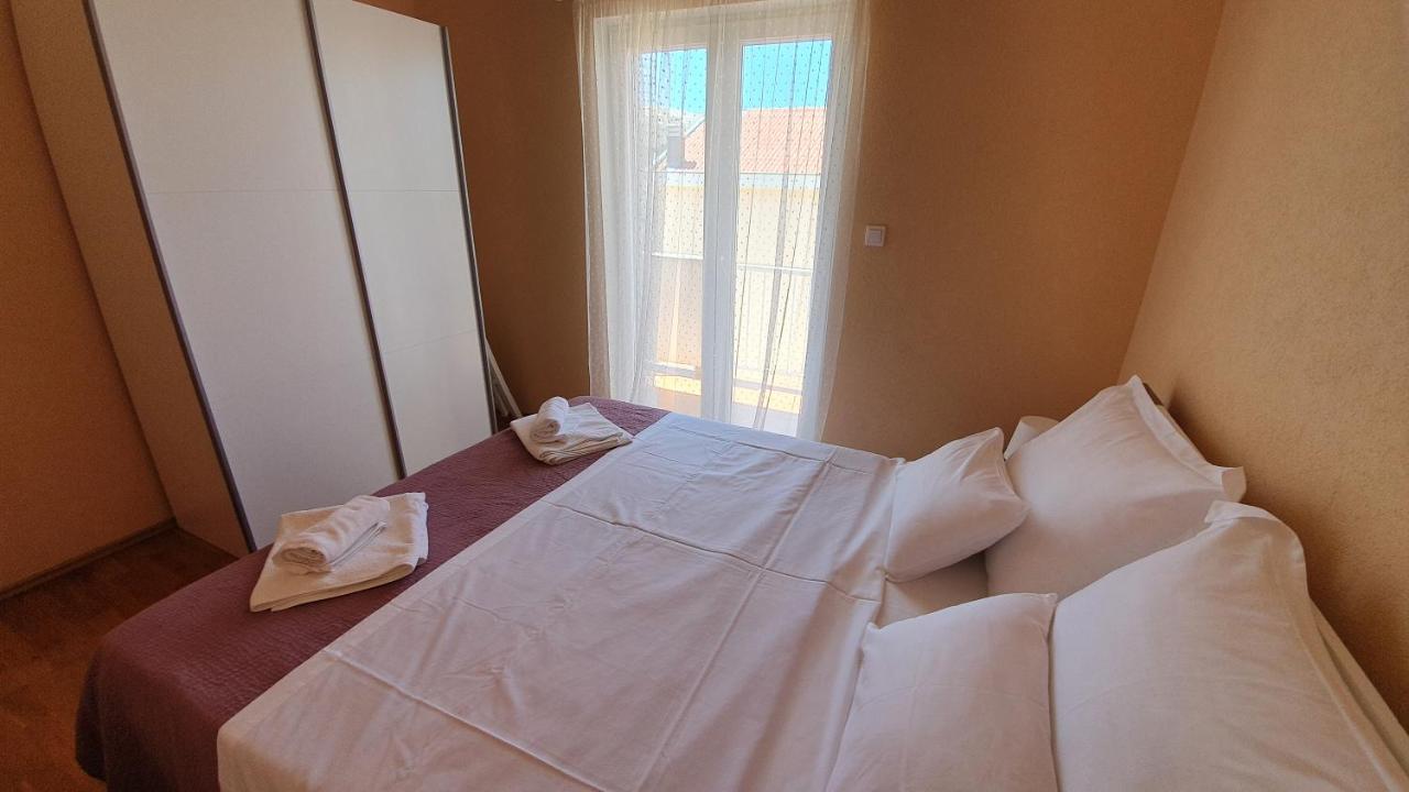 Apartments Miki Pag Town Zewnętrze zdjęcie